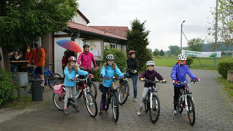 Regen? Hat doch schon fast aufgehört! Und die Familien Trunk und Weber machten sich auf den Weg. Foto: Sabine Weinbeer