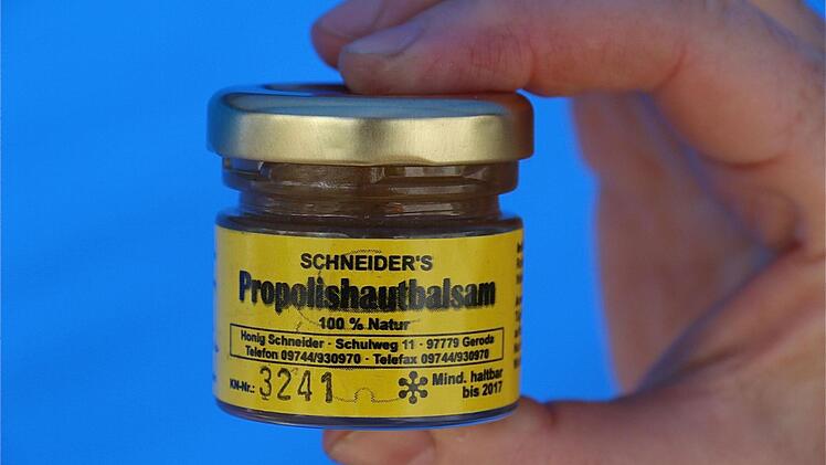 Propolis aus Naturhonig hilft bei Verletzungen der Haut.