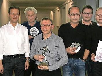 Die geehrten Kegler der "Bandlschieber" mit dem Vorstand. Von links: Volker Schleiß (zehn Jahre), 2. Vorsitzender Thomas Gasper, Walter Neubauer (25 Jahre), Vorsitzender Stefan Schneider (Vereinsmeister 2014), Gerhard Düll (30 Jahre), stellvertretender Geschäftsführer Daniel Knab, Geschäftsführer Horst Bormann (50 Jahre). Es fehlten Adolf Weiß (zehn Jahre), Franziska Raps (20 Jahre, Vereinsmeisterin 2014) und Schriftführer Thomas Düll. Foto: privat