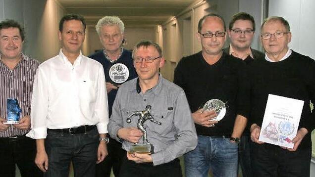 Die geehrten Kegler der "Bandlschieber" mit dem Vorstand. Von links: Volker Schleiß (zehn Jahre), 2. Vorsitzender Thomas Gasper, Walter Neubauer (25 Jahre), Vorsitzender Stefan Schneider (Vereinsmeister 2014), Gerhard Düll (30 Jahre), stellvertretender Geschäftsführer Daniel Knab, Geschäftsführer Horst Bormann (50 Jahre). Es fehlten Adolf Weiß (zehn Jahre), Franziska Raps (20 Jahre, Vereinsmeisterin 2014) und Schriftführer Thomas Düll. Foto: privat