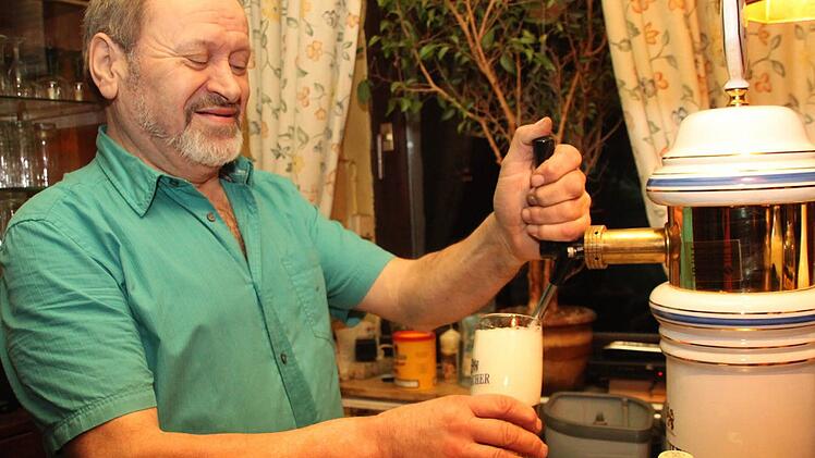 Sein Wirtshaus ist sein Leben: Helmuth Heller aus Lösau. Foto: Stephan Tiroch
