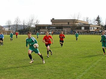 Jedes zweite Heimspiel wird der FC Frankenwald künftig auf der Sportanlage in Grafengehaig austragen. Die anderen Partien finden in Walberngrün statt. Das Duell gegen den BSC Kulmbach (0:0) war eine der letzten des SV Grafengehaig (grüne Trikots) in der Kreisklasse Kulmbach, denn künftig tritt man im Raum Hof an. Foto: Monika Limmer