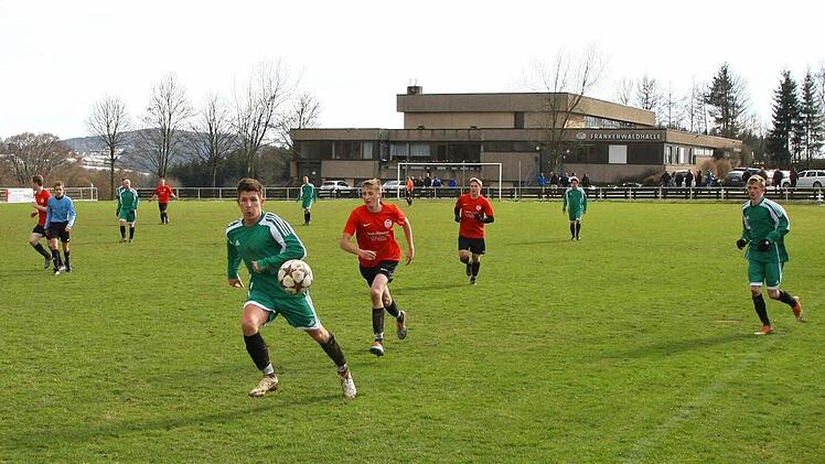 Jedes zweite Heimspiel wird der FC Frankenwald künftig auf der Sportanlage in Grafengehaig austragen. Die anderen Partien finden in Walberngrün statt. Das Duell gegen den BSC Kulmbach (0:0) war eine der letzten des SV Grafengehaig (grüne Trikots) in der Kreisklasse Kulmbach, denn künftig tritt man im Raum Hof an. Foto: Monika Limmer
