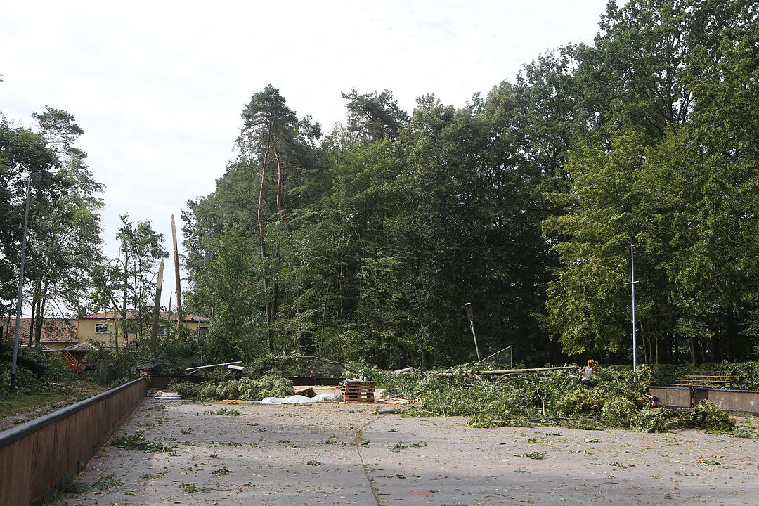 Aufraeumarbeiten in Bamberg nach schwerem Unwetter