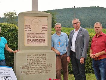 Freuen sich über die gelungene Restaurierung (von links): Herta Müller, Heimatverein, Roland Schmitt, Raiffeisenbank, Zweiter Bürgermeister Andreas Sandwall und Bildhauer Michael Bauer. Foto: Werner Vogel