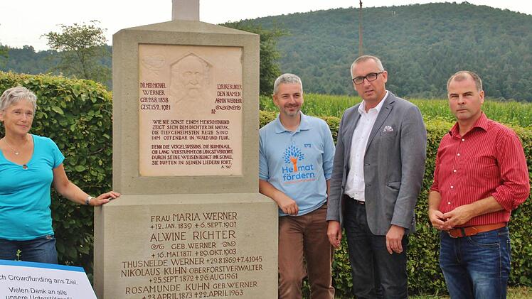 Freuen sich über die gelungene Restaurierung (von links): Herta Müller, Heimatverein, Roland Schmitt, Raiffeisenbank, Zweiter Bürgermeister Andreas Sandwall und Bildhauer Michael Bauer. Foto: Werner Vogel
