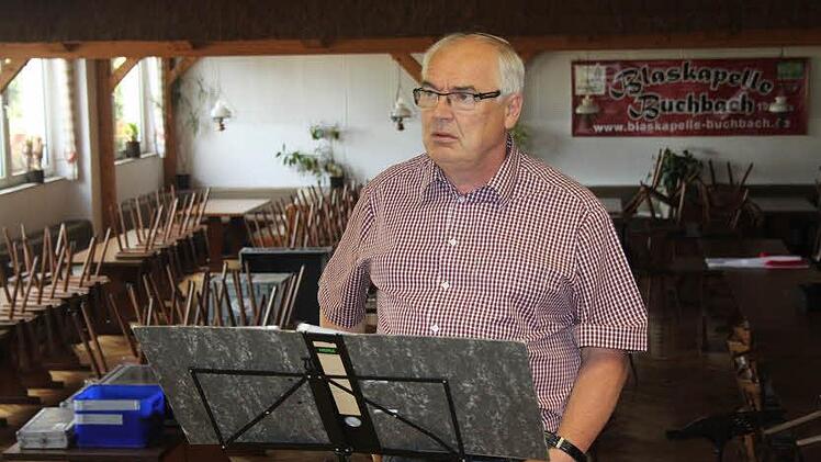 Horst Büttner am Dirigentenpult Foto: Veronika Schadeck