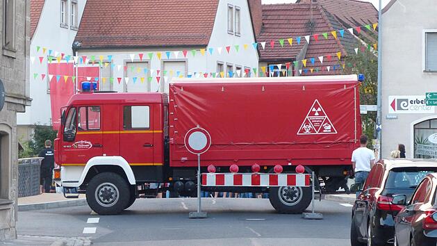Beim Zeiler Weinfest versperrte ein Feuerwehrfahrzeug als Rammschutz den &ouml;stlichen Zugang zum Festbereich in der Altstadt. Die Schutzma&szlig;nahme war nach dem Attentat von Nizza beschlossen worden, bei dem ein Lastwagen in eine Menschenmenge gerast war. Foto: Klaus Schmitt/Archiv