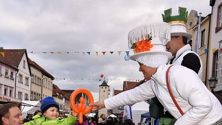 Die Luftballon-Figuren, die Matthias und Silke Ebert vom Duo "Firlefanz" verteilten, fanden großen Anklang bei den Kindern.
