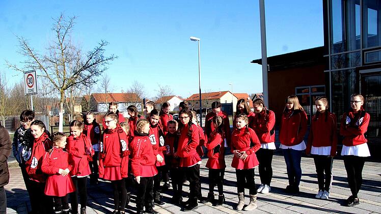 Die Gardemädchen warten vor dem Rathaus.  Foto: Richard Sänger