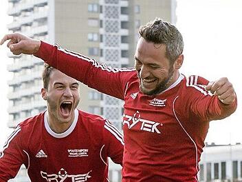 Okan Savasan (rechts) erzielte in der Vergangenheit schon &ouml;fters den einen oder anderen wichtigen Treffer f&uuml;r den SV Bosporus Coburg. Jetzt soll der 43-J&auml;hrige als Trainer ma&szlig;geblich Einfluss nehmen. Schlie&szlig;lich steht f&uuml;r die Kicker vom Hinteren Flo&szlig;anger im Abstiegskampf der Bezirksliga West viel auf dem Spiel. Foto: CT-Archiv/Albert H&ouml;chst&auml;dter