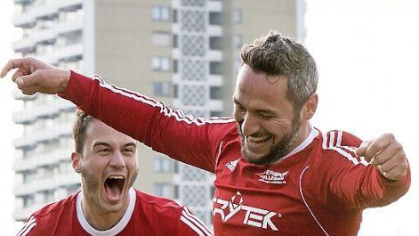 Okan Savasan (rechts) erzielte in der Vergangenheit schon &ouml;fters den einen oder anderen wichtigen Treffer f&uuml;r den SV Bosporus Coburg. Jetzt soll der 43-J&auml;hrige als Trainer ma&szlig;geblich Einfluss nehmen. Schlie&szlig;lich steht f&uuml;r die Kicker vom Hinteren Flo&szlig;anger im Abstiegskampf der Bezirksliga West viel auf dem Spiel. Foto: CT-Archiv/Albert H&ouml;chst&auml;dter