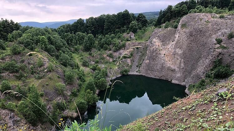 Mit seinem tiefblauen Wasser erinnert der Basaltsee oberhalb vom Berghaus Rhön an ein riesiges Tintenfass. Foto: Katharina Schlereth