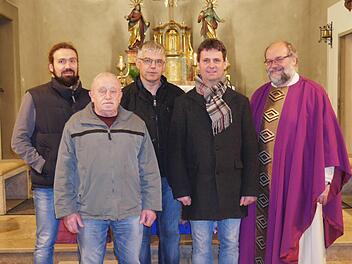 Die neue Kirchenverwaltung wurde vorgestellt  (von links):  Marcel Jelinek, Berthold Röß, Fred Lutz, Stefan Kohlhepp und Pfarrer Peter Rüb. Es fehlen Hilmar Kehl und Winfried Rybak. Foto: Daniel Wiener