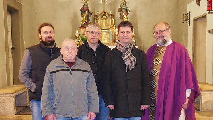 Die neue Kirchenverwaltung wurde vorgestellt  (von links):  Marcel Jelinek, Berthold Röß, Fred Lutz, Stefan Kohlhepp und Pfarrer Peter Rüb. Es fehlen Hilmar Kehl und Winfried Rybak. Foto: Daniel Wiener