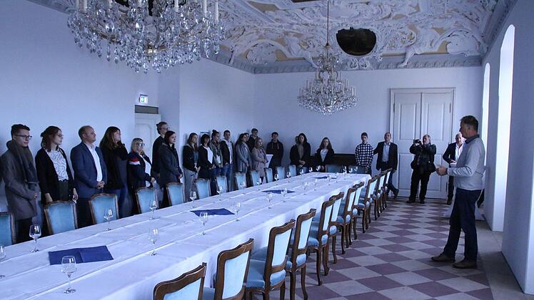 Hans Schnabl (rechts) führte die Gruppe durch die historischen Räume von Kloster, hier erläutert er die Geschichte des Fürstenzimmers. Foto: M. Einwag