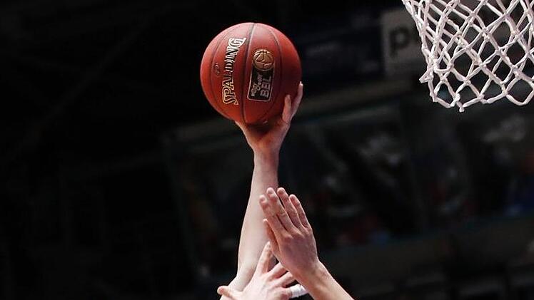 Gewohnt solide spulte Christian Sengfelder (am Ball) sein Pensum ab. Mit zehn Punkten, hier zwei gegen den Frankfurter Richard Freudenberg (Nr. 9) trug der Bamberger Power Forward zum Sieg bei. Foto: Daniel Löb