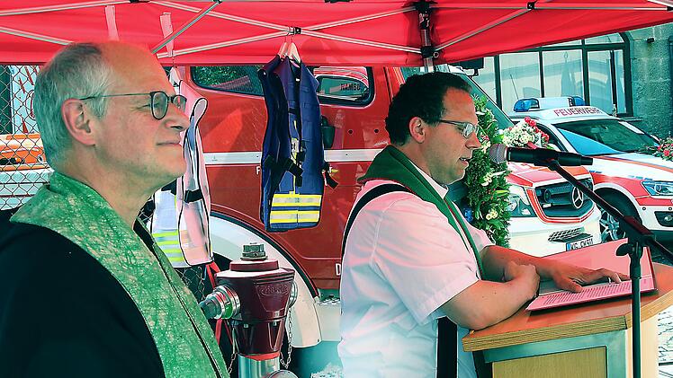 Pater Markus Reis OSA (links) und Pfarrer Martin Hild (rechts) weiterhin die neuen Fahrzeuge der Feuerwehr. Foto: Dieter Britz