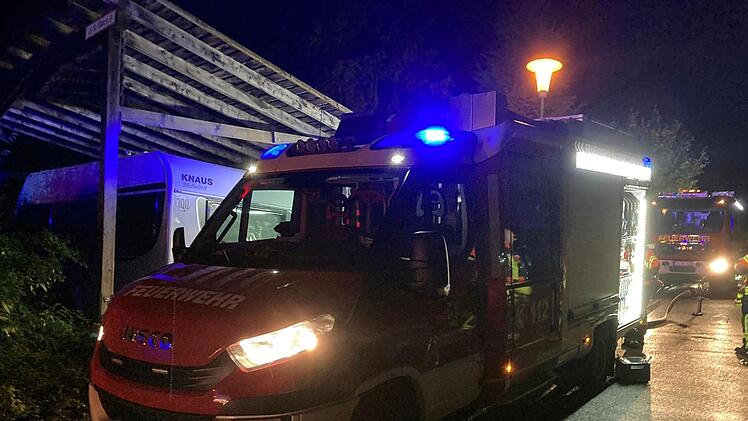 Rödental: Großeinsatz wegen Brand an Einfamilienhaus - Alarm "Personen in Gefahr"
