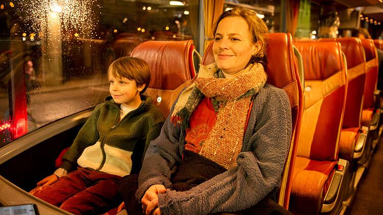 Kathrin (Maria Simon) und ihr Sohn Elias (Lennox Louis) freuen sich auf die Fahrt zum Fest.