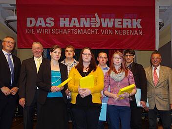 Auszeichnung der Besten (von links) : OStD Rudolf Hoffmann, Werner Paltian, Regina Demling, Michael Gißler, Jessica Brandl, Matthias Grom, Sofia Seufert, Florian Metz und stellvertetender Landrat Emil Müller.