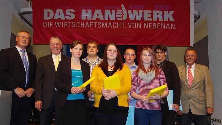 Auszeichnung der Besten (von links) : OStD Rudolf Hoffmann, Werner Paltian, Regina Demling, Michael Gißler, Jessica Brandl, Matthias Grom, Sofia Seufert, Florian Metz und stellvertetender Landrat Emil Müller.
