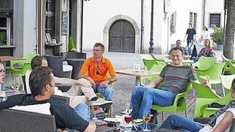 Grüne Bestuhlung vor dem Rathaus: Nicht jedermanns beziehungsweise jederfraus Sache.  Foto: Stadt