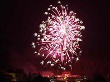 Kurz nach Mitternacht erhellte ein Feuerwerk den Schlosspark des Staatsbades Brückenau. Foto: Tobias Stich