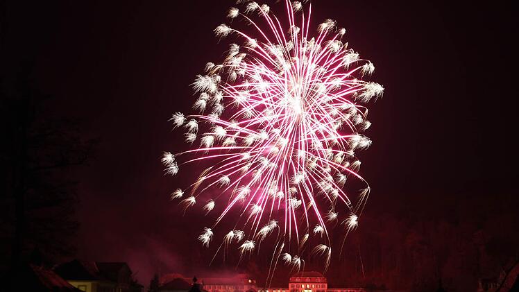 Kurz nach Mitternacht erhellte ein Feuerwerk den Schlosspark des Staatsbades Brückenau. Foto: Tobias Stich