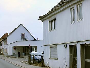 Das BRK-Mehrgenerationenhaus (links) wird gut genutzt. Das Haus rechts im Bild wurde erworben, um Platz zu schaffen für ein Katastrophenschutzzentrum.