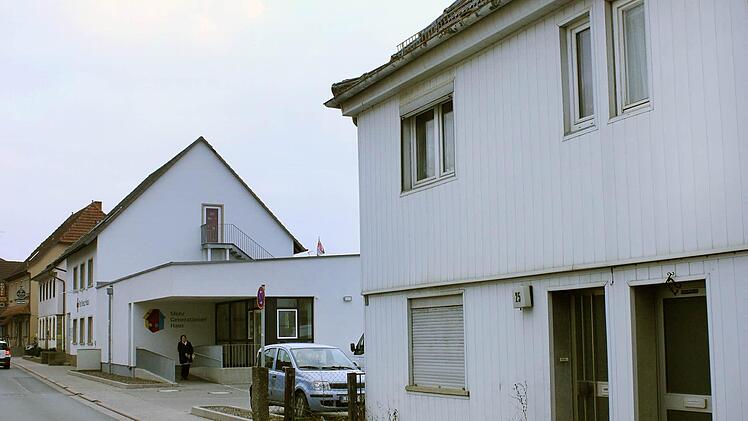 Das BRK-Mehrgenerationenhaus (links) wird gut genutzt. Das Haus rechts im Bild wurde erworben, um Platz zu schaffen für ein Katastrophenschutzzentrum.