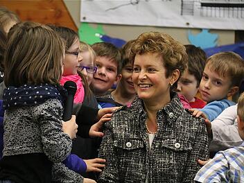 Die Schüler der Grundschule hatten zur Begrüßung von Rektorin Monika Hügel Lieder und Sketche einstudiert.  Foto: Gerd Schaar