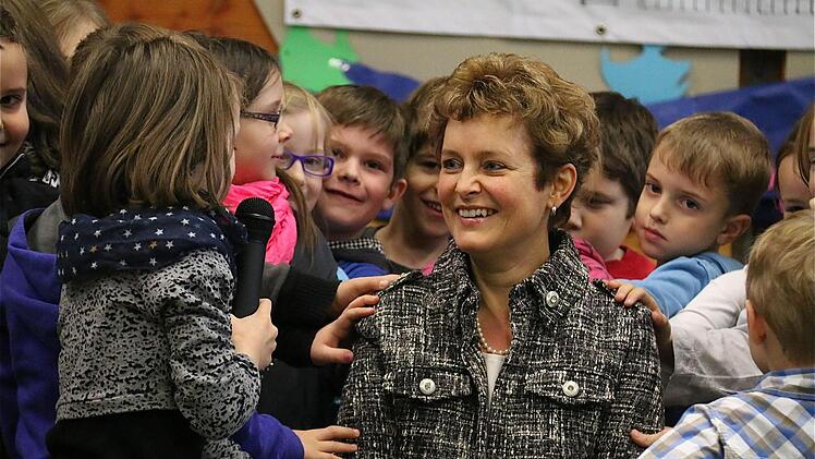 Die Schüler der Grundschule hatten zur Begrüßung von Rektorin Monika Hügel Lieder und Sketche einstudiert.  Foto: Gerd Schaar