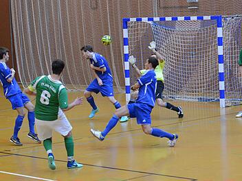 In Deckung: Glücklos blieb Patrick Probst vom TV Jahn Winkels nicht nur in dieser Szene im Spiel gegen den TSV Münnerstadt. Denn der gastgebende Bezirksligist gewann das Spiel mit 2:0 und später auch das Turnier. Foto: ssp