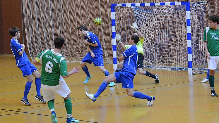 In Deckung: Glücklos blieb Patrick Probst vom TV Jahn Winkels nicht nur in dieser Szene im Spiel gegen den TSV Münnerstadt. Denn der gastgebende Bezirksligist gewann das Spiel mit 2:0 und später auch das Turnier. Foto: ssp