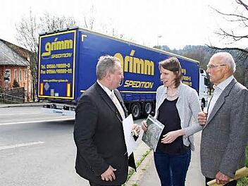 Wenn die Lastwagen und Autos vorbeirauschen, ist das eine erhebliche Lärmbelastung - das erfuhr MdB Emmi Zeulner (CSU) bei ihrem Ortstermin am eigenen Leib. Mit im Bild Bürgermeister Volker Schmiechen (SPD, links) und Gemeinderat Alfred Vießmann (WGU). Foto: Sonja Adam