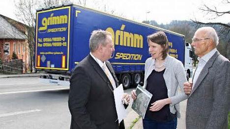 Wenn die Lastwagen und Autos vorbeirauschen, ist das eine erhebliche Lärmbelastung - das erfuhr MdB Emmi Zeulner (CSU) bei ihrem Ortstermin am eigenen Leib. Mit im Bild Bürgermeister Volker Schmiechen (SPD, links) und Gemeinderat Alfred Vießmann (WGU). Foto: Sonja Adam