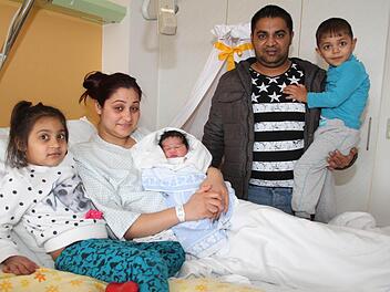 Der kleine Gögües Elmazi liegt im Am von Mama Sonila - auch der Rest der Familie kam an Neujahr ins Klinikum Kulmbach: Bertine (5), der Ehemann Vladimir (24) und Klein Sahmed (3), der bisher das Nesthäkchen war. Foto: Sonja Adam