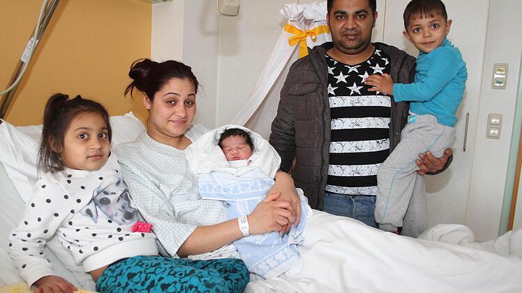 Der kleine Gögües Elmazi liegt im Am von Mama Sonila - auch der Rest der Familie kam an Neujahr ins Klinikum Kulmbach: Bertine (5), der Ehemann Vladimir (24) und Klein Sahmed (3), der bisher das Nesthäkchen war. Foto: Sonja Adam