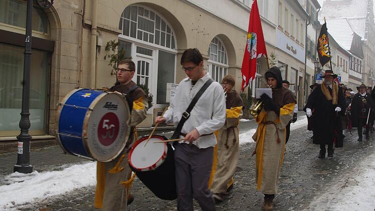 Die historischen Gruppen zogen vom Alten Rathaus zur Stadtpfarrkirche. Foto: Heike Schülein
