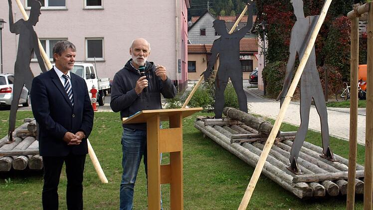 Dem Büro Lauer und Lebok ist die Planung des neuen Areals bestens gelungen. Im Bild Peter Lauer (rechts) mit Bürgermeister Gerhard Wunder bei seinem Grußwort. Foto: Susanne Deuerling