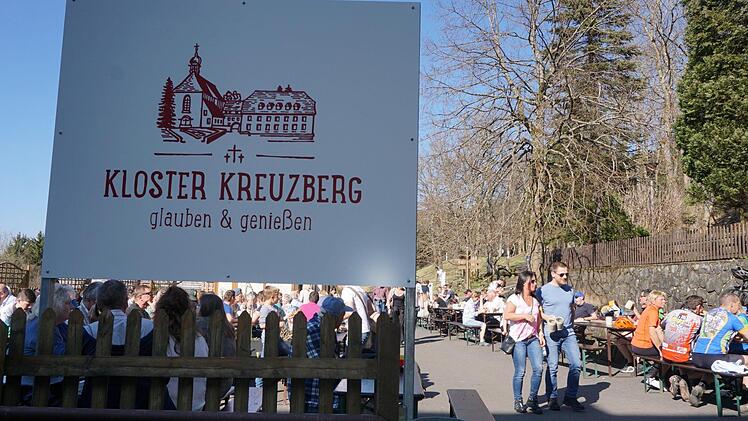 Für die beiden Pater vor Ort gehört die Gastfreundlichkeit und Bewirtung der Gäste am Kreuzberg zur franziskanischen Tradition.  Foto: Marion Eckert