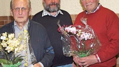 Der neue Vorsitzende Heribert Träger (Mitte) bedankte sich beim neuen Ehrenmitglied Eberhard Lips (links) und beim neuen Ehrenvorsitzenden Josef Springer (rechts) für ihren jahrzehntelangen Einsatz für den Kapellenerhaltungsverein. Foto: Alfred Thieret