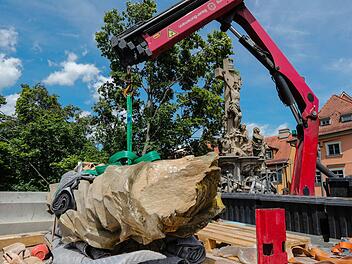 Die kopflose Statue nach dem Verladen auf einen Lastwagen  Fotos: Matthias Hoch