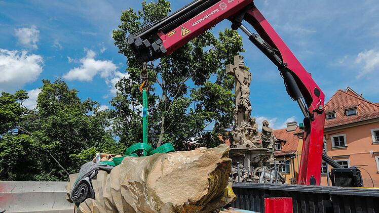 Die kopflose Statue nach dem Verladen auf einen Lastwagen  Fotos: Matthias Hoch