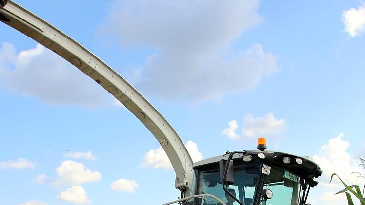 Da sich nicht jeder Landwirt selber einen rund 450 000 Euro teuren Häcksler leisten kann oder mag, ernten Marius Steiner (links) und andere Landwirte die Felder ab. Für deren Weg von einem Einsatzort zum anderen bittet BBV-Kreisobmann Martin Flohrschütz um Verständnis. Foto: Bettina Knauth