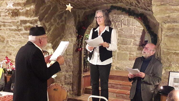 Bernt Sieg (links), Bärbel Fürst und Jens Müller-Rastede bei ihrer Weihnachtslesung im Keller des Bayerischen Hofes. Hartmut Hessel