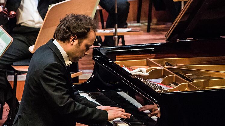Der Pianist Alexander Schimpf war der umjubelte Solist beim Sinfoniekonzert des Landestheaters im Coburger Kongresshaus. Am Dirigentenpult stand als Gast Johannes KlumppFoto: Jochen Berger