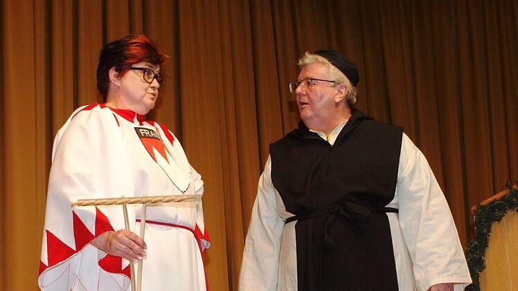 Mit geballter Frauenpower zerrte Frankonia (Christine Dinkel), symbolisch den fränkischen Rechen in der Hand, Bruder Christian (Christian Schedel) vom Rednerpult und hielt selbst die Fastenpredigt.