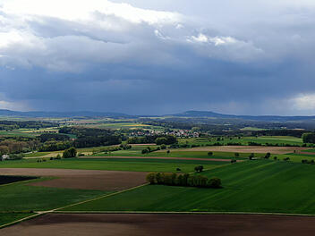 Blauer Himmel und dunkle Regenwolken: Gewitterwarnung für Franken
